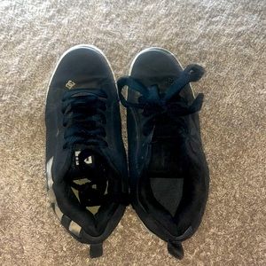 Black DC shoes